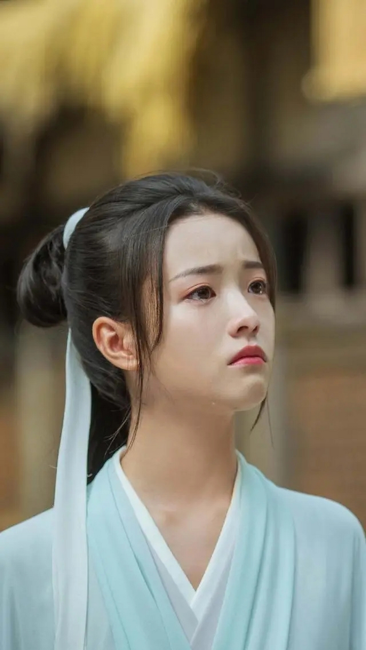 李庚希的古装扮相,有一种"家国仇恨"的感觉,身形也瘦,整体有一种清清