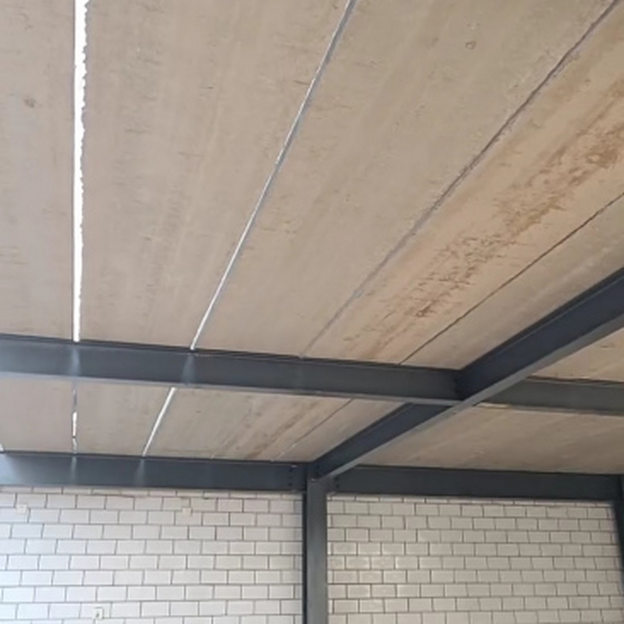 朋友家盖新房子是这样建的,槽钢上面铺水泥板,会不会不太安全啊?