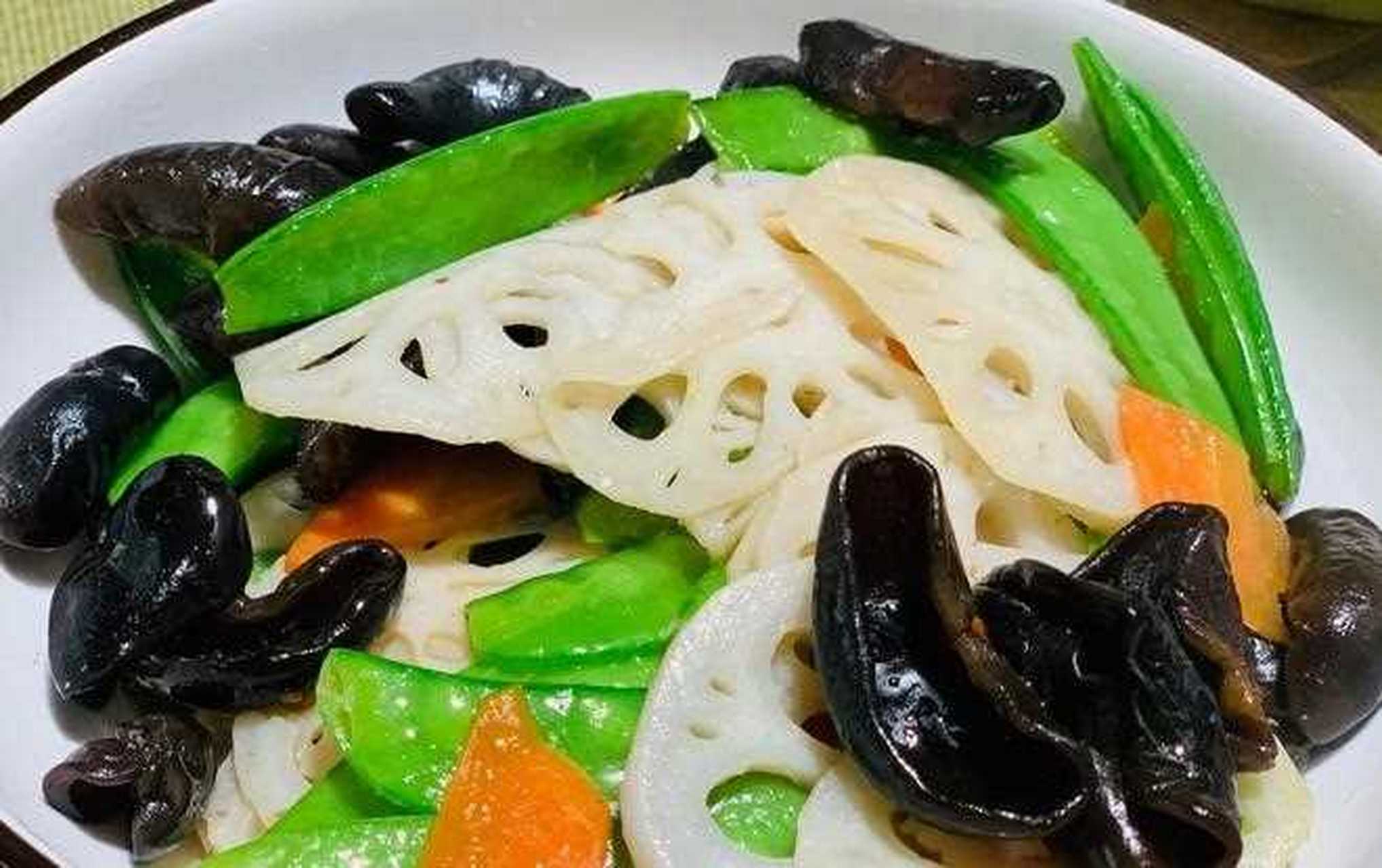 今日菜谱推荐:清爽又营养的荷塘小炒 (更多美食请搜索"参易淘"小程序)