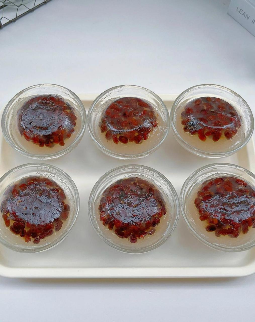 连钵仔糕预拌粉都不需要哦! 食材: 红豆适量,木薯粉100克,清水200克