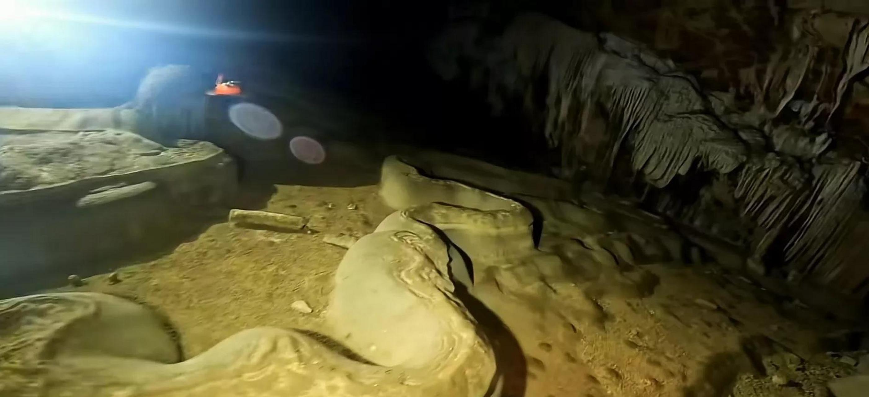 溶洞里的巨型蟒蛇化石