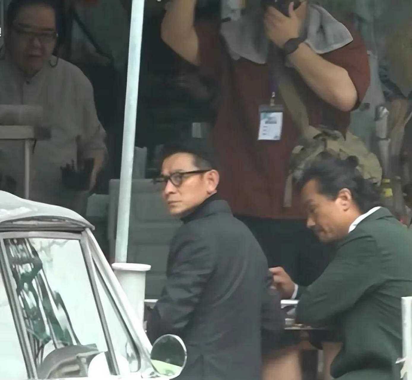 最近,一则刘德华拍戏的路透照流出,在烈日炎炎的夏天,刘德华和一众