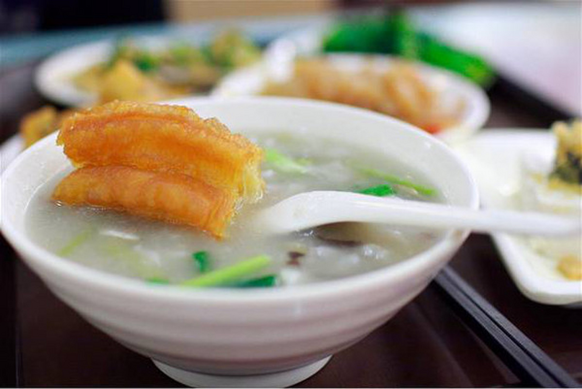 福州风味小吃丰富多样,其中鼎边糊(又称锅边糊)已成为福州著名的风味