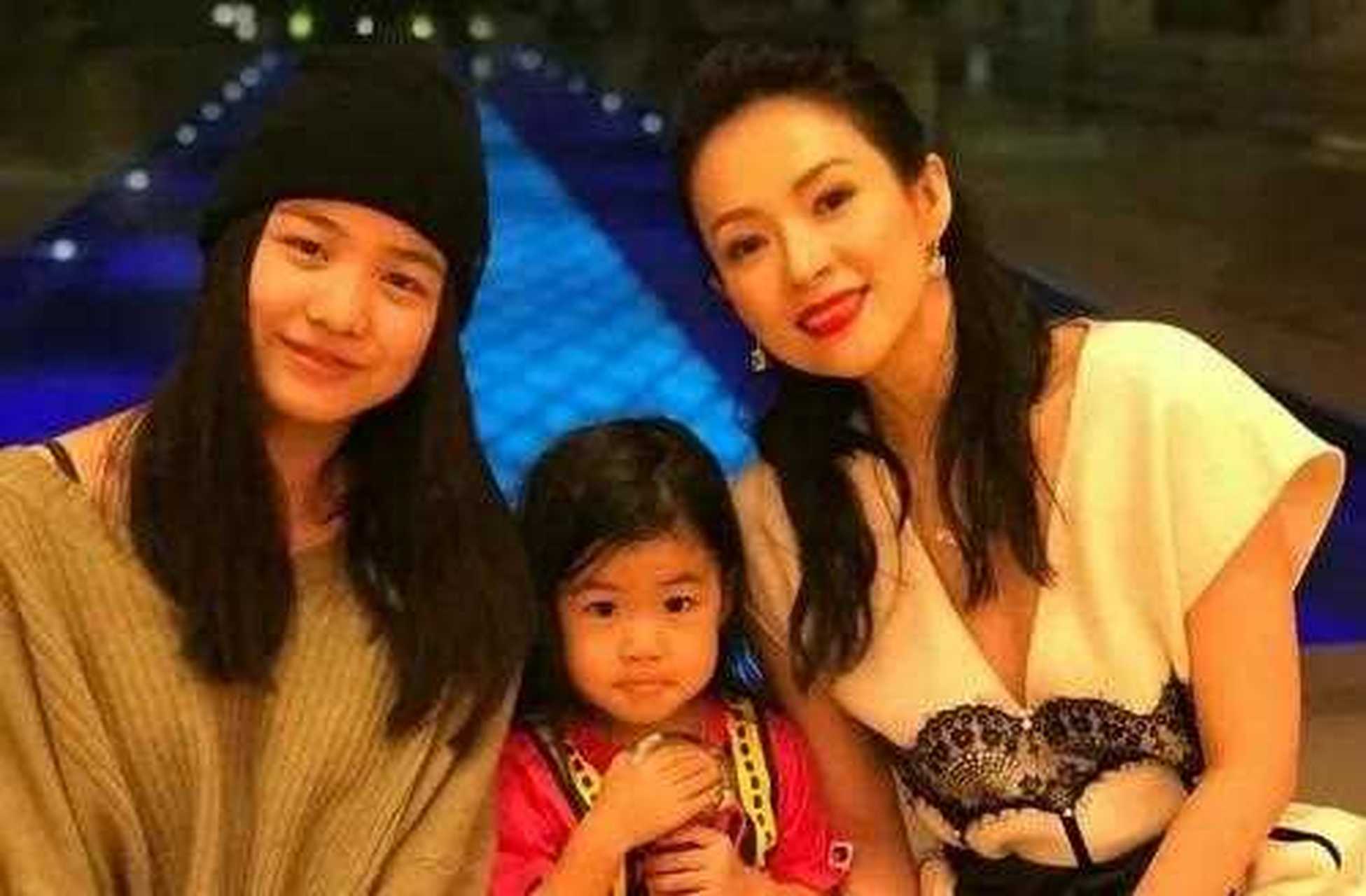 葛荟婕独自一人低调出席活动!