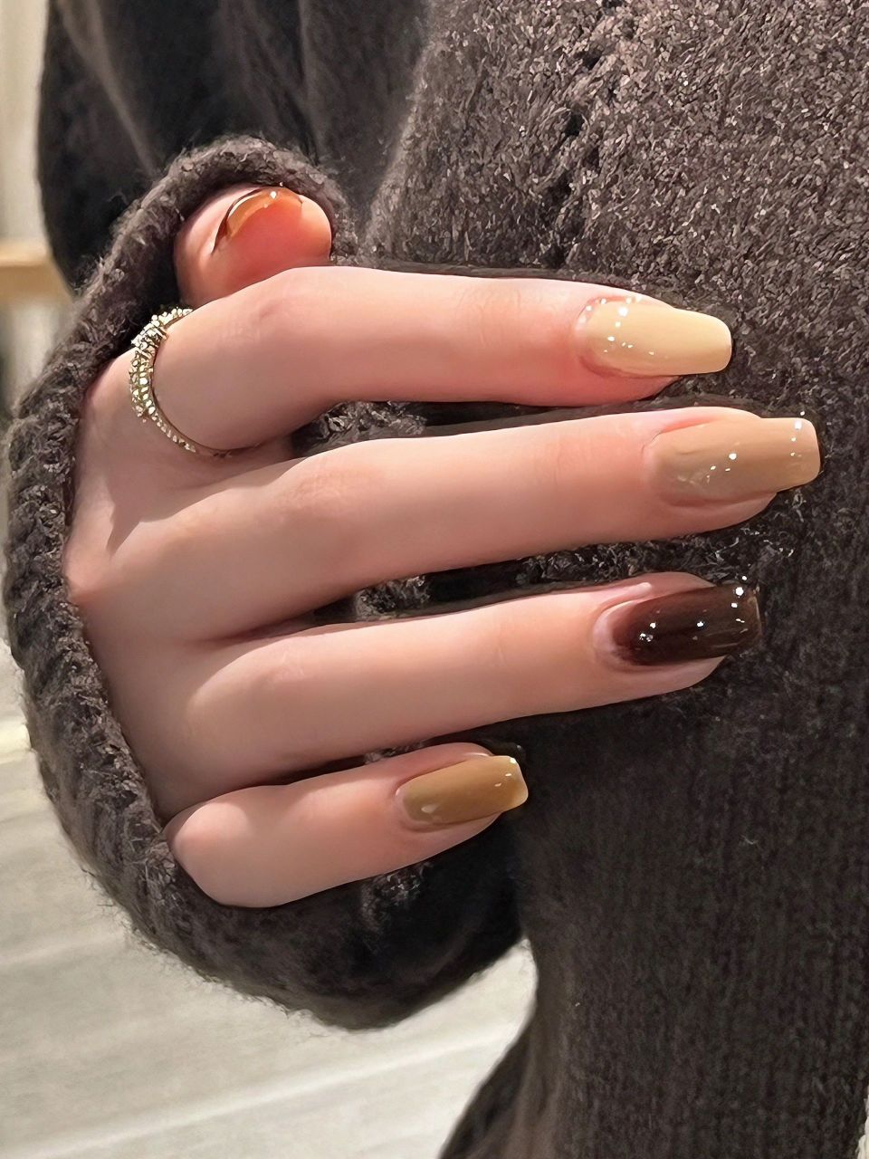 酱香奶咖 秋冬显白跳色美甲 款式简单又显白!