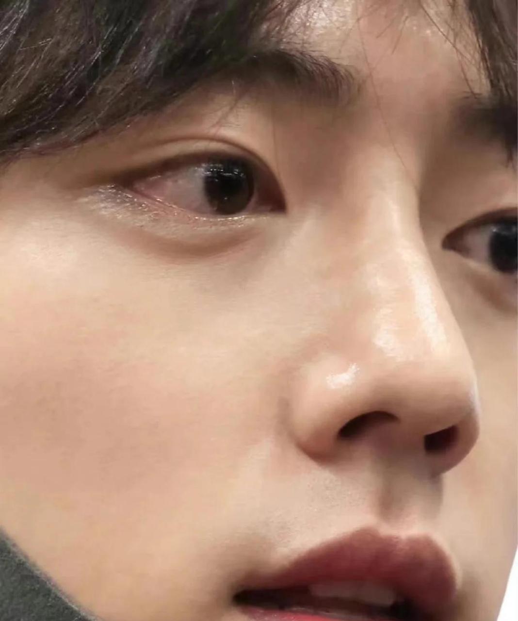 肖战生图太绝了! 无美颜无滤镜,这皮肤也太好了吧!