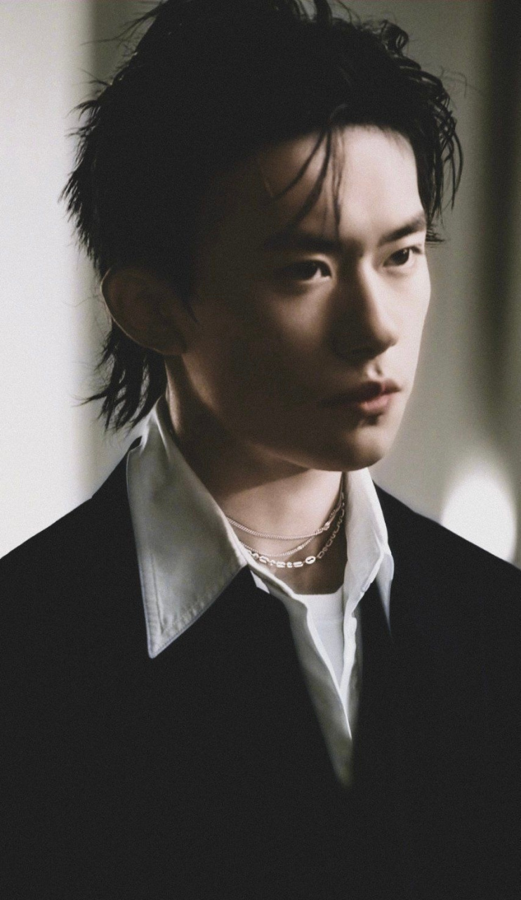 内娱狼尾天花板非易烊千玺莫属,东方神颜可不是盖的!