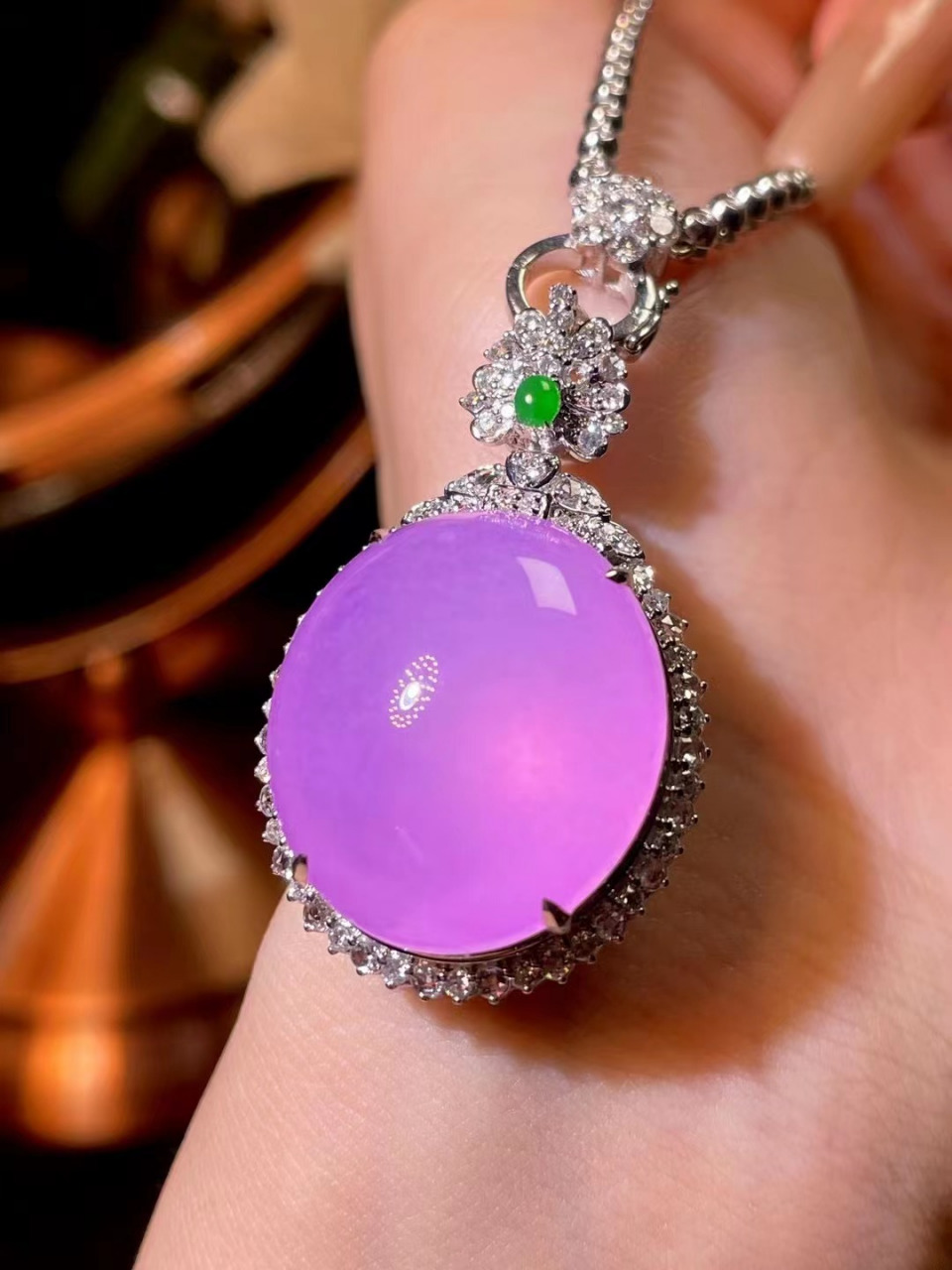 冰紫翡翠鸽子蛋吊坠 紫罗兰鸽子蛋面吊坠,翠色绝美,品质感十足,佩戴