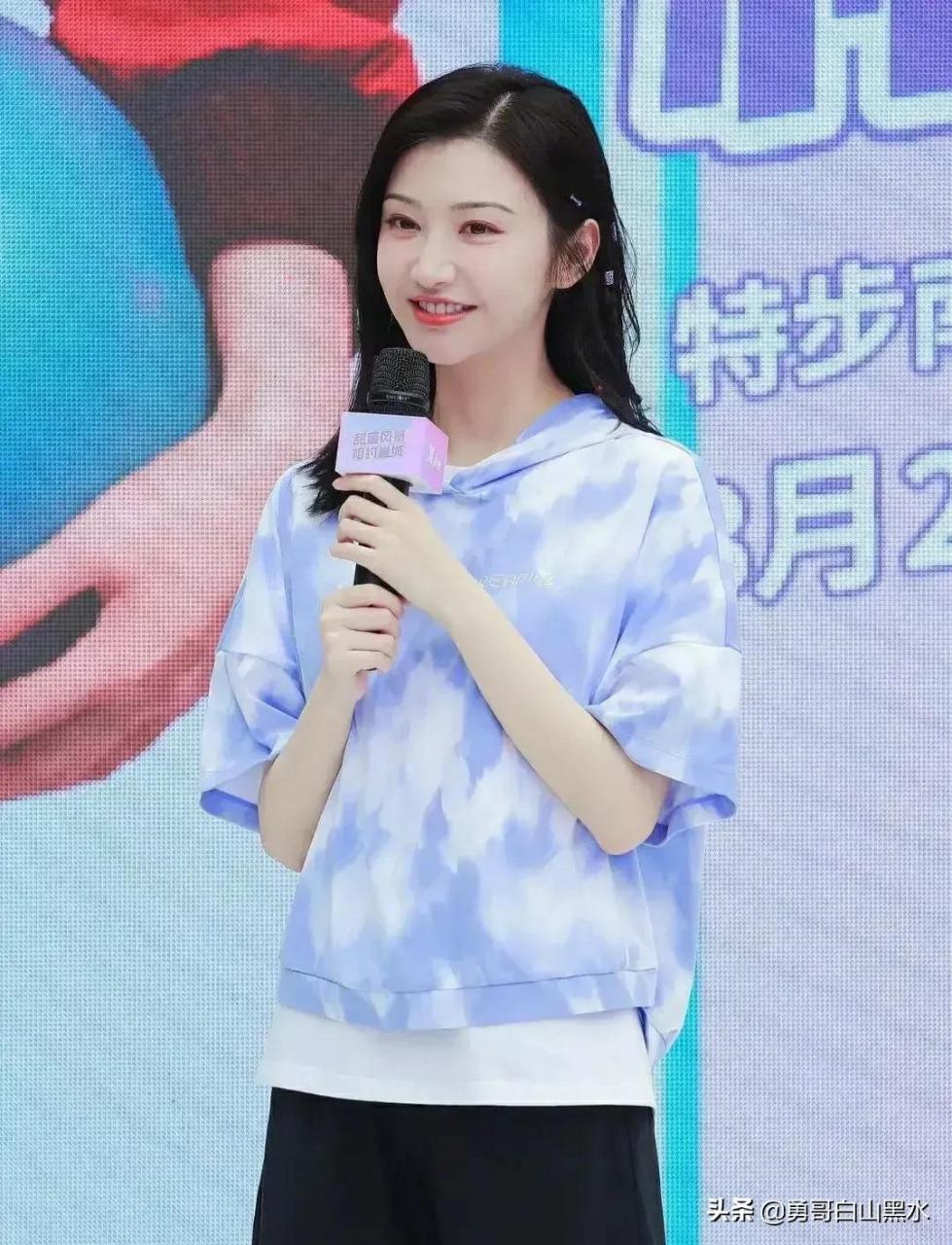 张柏芝换上李宁外套,还给俩小公子都换上李宁运动鞋.