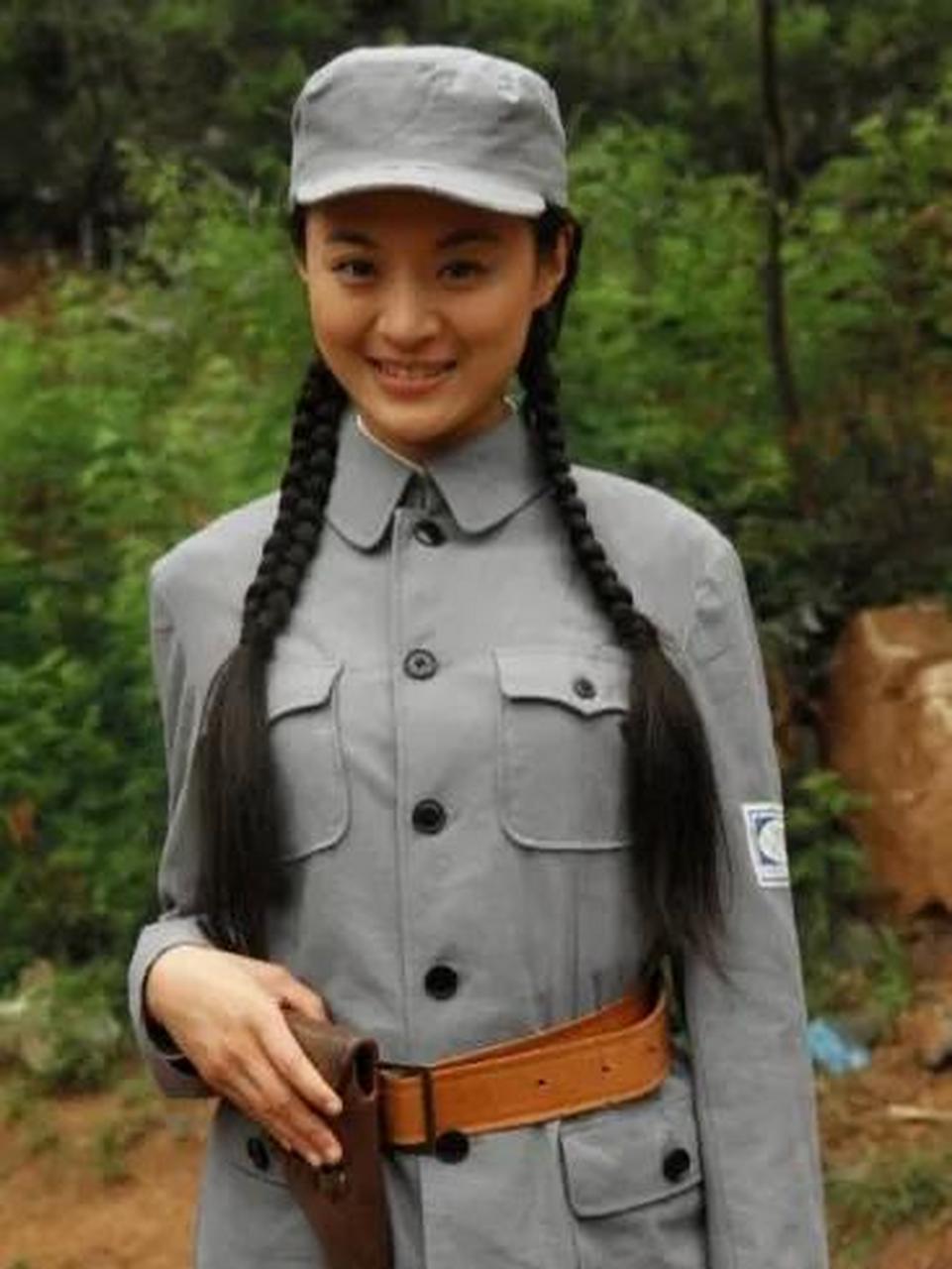 1938年,两个女八路被包围,情急时刻只好躺在地上装死,然而,她们刚起身