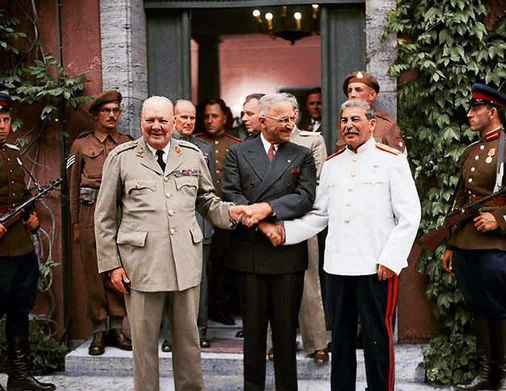 伊丽莎白公主与美国总统杜鲁门在加拿大驻美大使馆合影