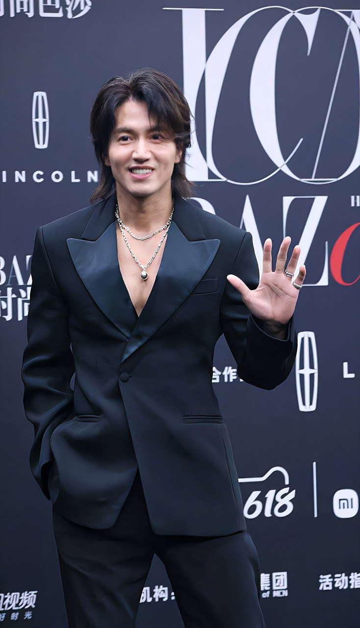 45岁言承旭冻龄似少年,依旧魅力十足,一身黑色真空西装,经典的及肩