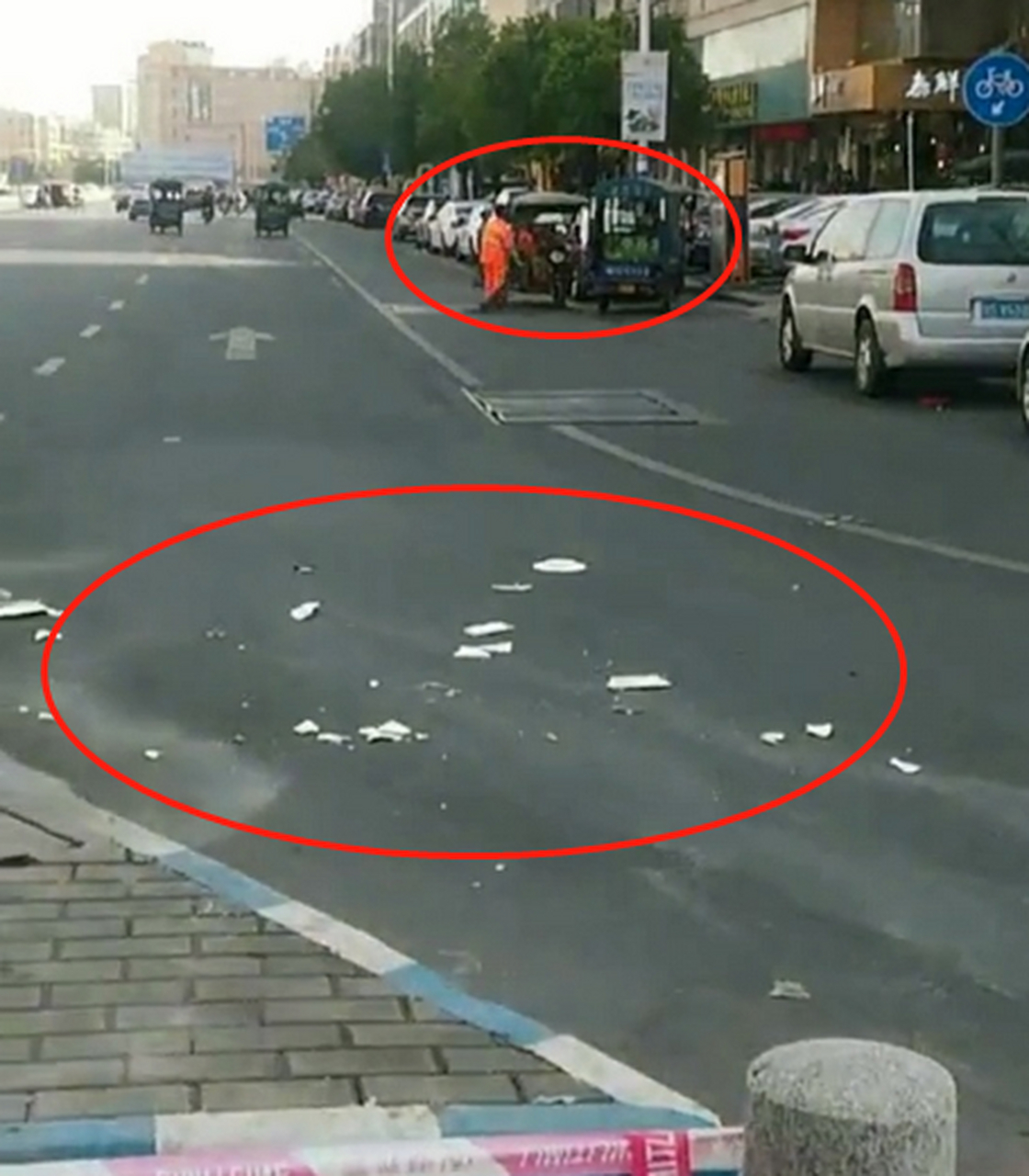 1月25号下午,在汕尾海丰二环路与美食街交叉路口,一辆载着餐具的三轮