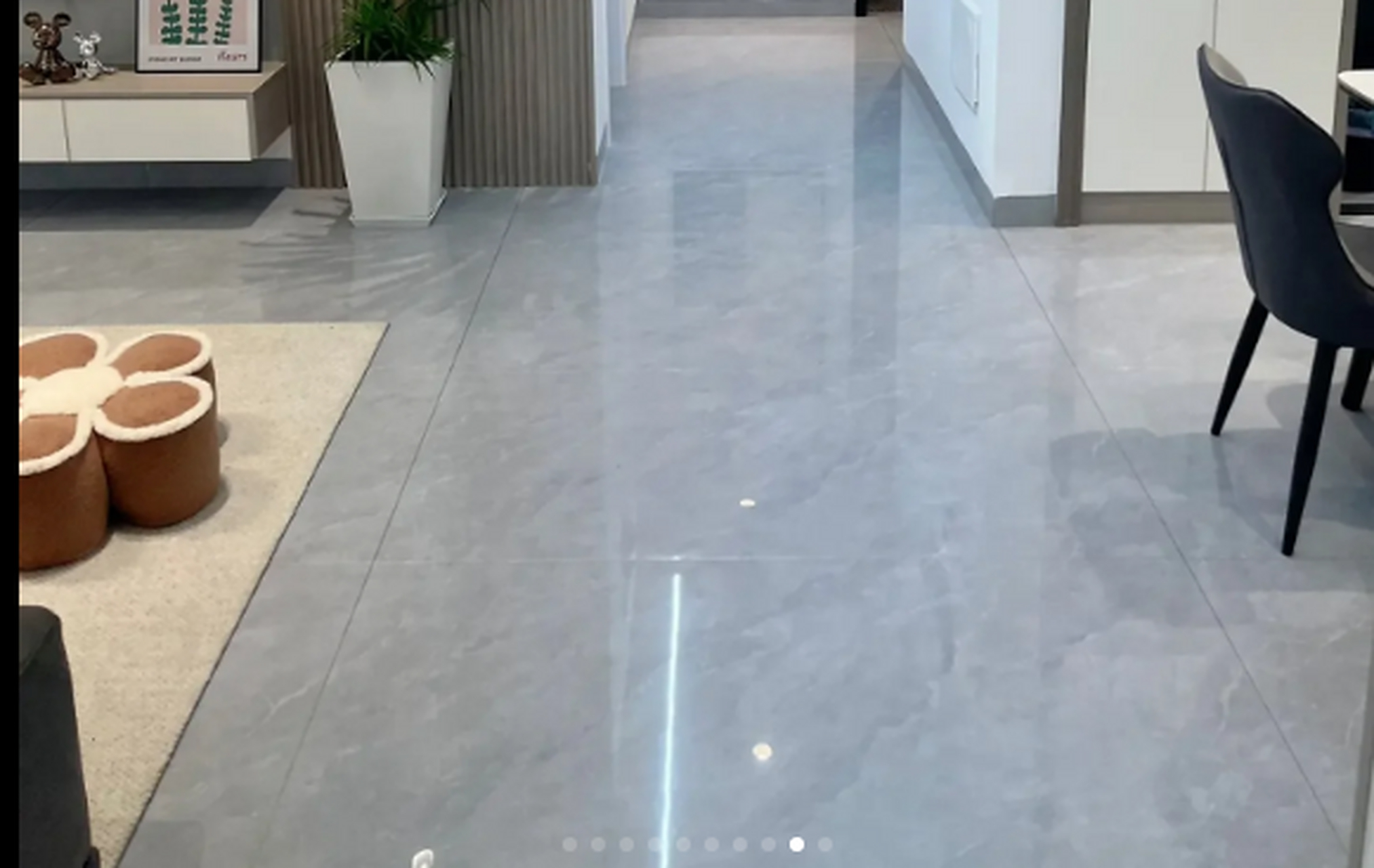 我选的瓷砖,看时间长不会腻,浅灰色亮面瓷砖真的耐脏很好理,显得空间