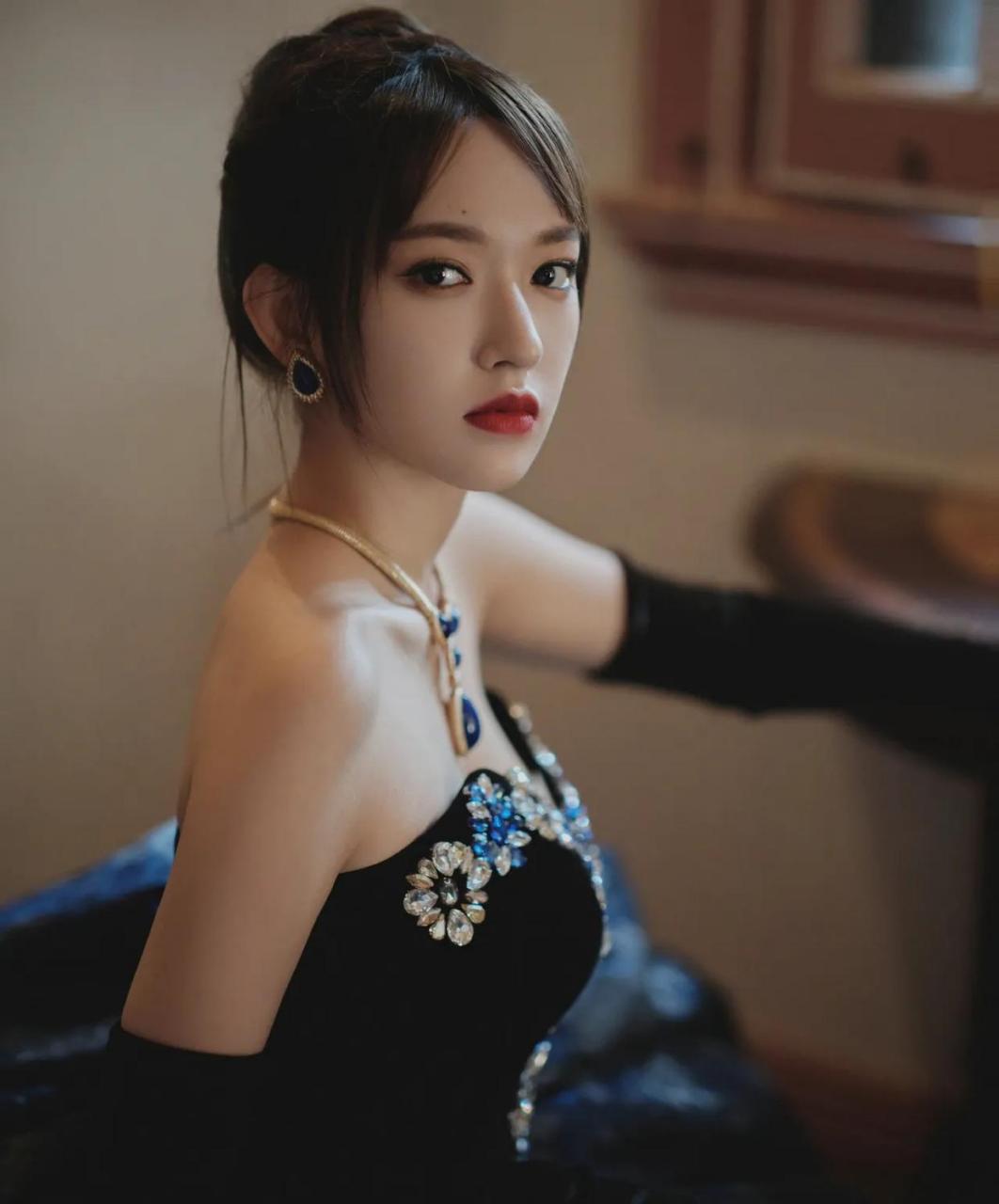 程潇,身穿蓝色抹胸裙,展露性感锁骨和绝美容颜,温柔优雅,绝美贵气.