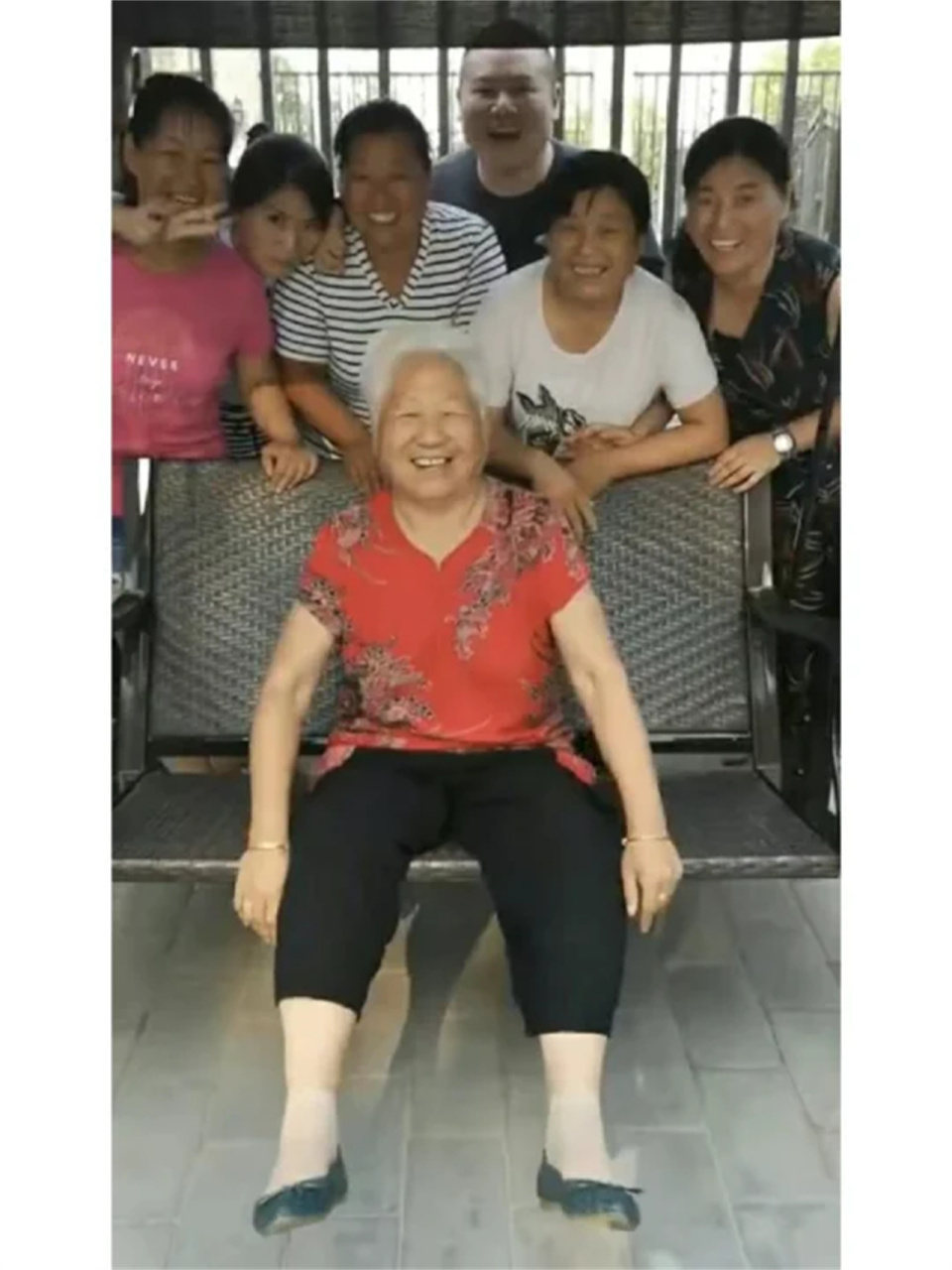 这是一张岳云鹏的全家福,镜头中坐在前排的是他的母亲,尽管头发全白