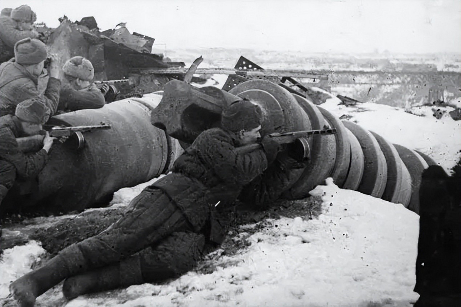 1943年的斯大林格勒保卫战中,士兵在战场上平均只能生存1天,而军官则