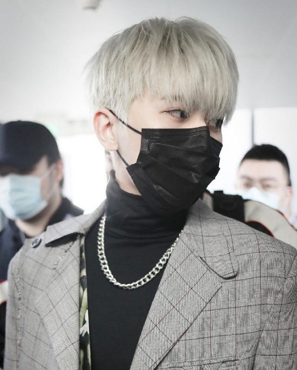 蔡徐坤新发色太帅了!银白发色十分抓眼,像从漫画里走出来的人物