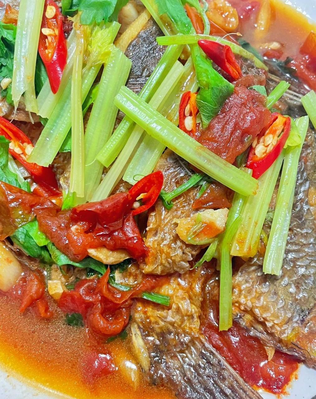 红烧番茄罗非鱼?这道菜是我家饭桌的常客!汤汁浓郁,鱼肉鲜嫩!