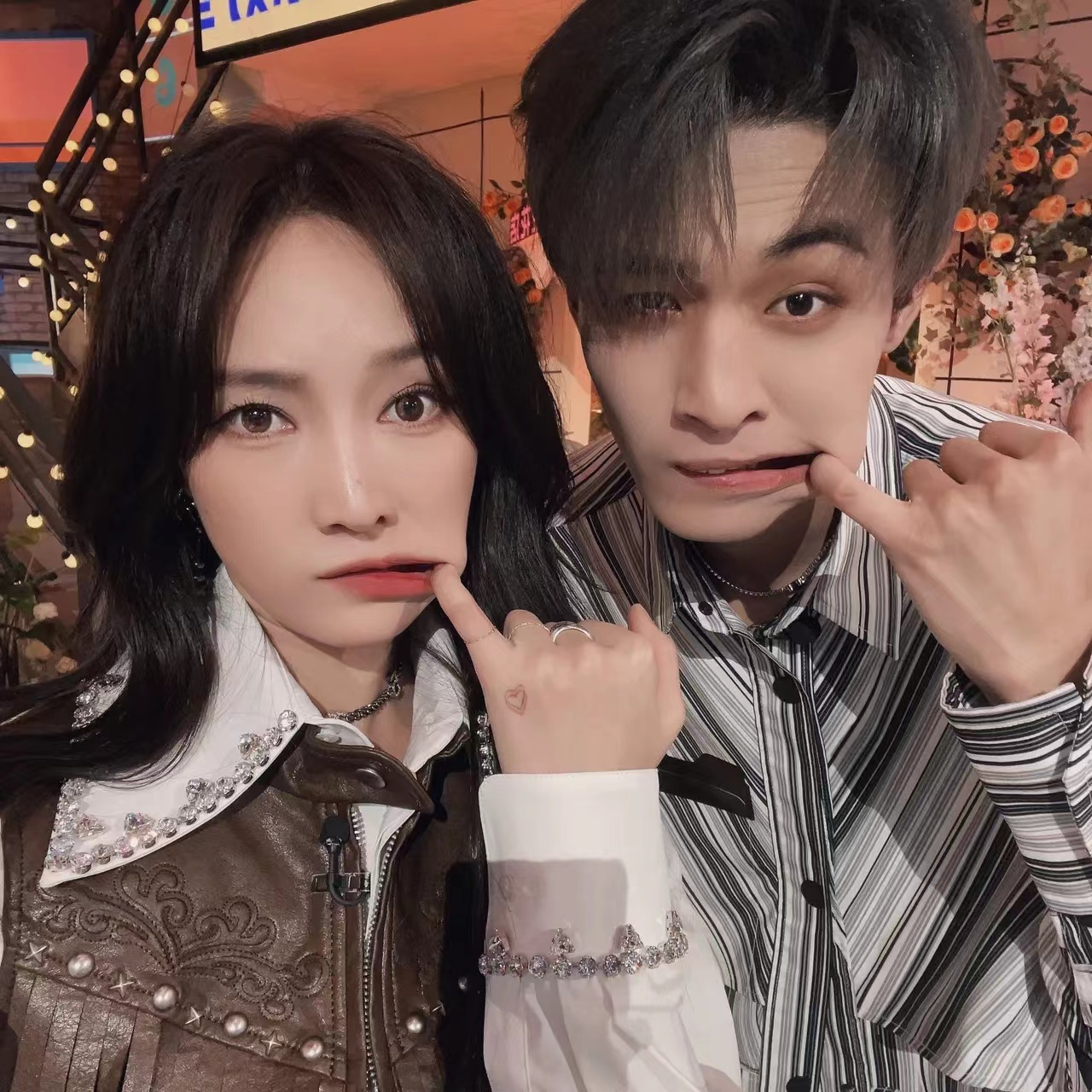 秦霄贤跟孟佳两个人的合照,真合拍  这俩人在一起合照,极尽搞笑搞怪之