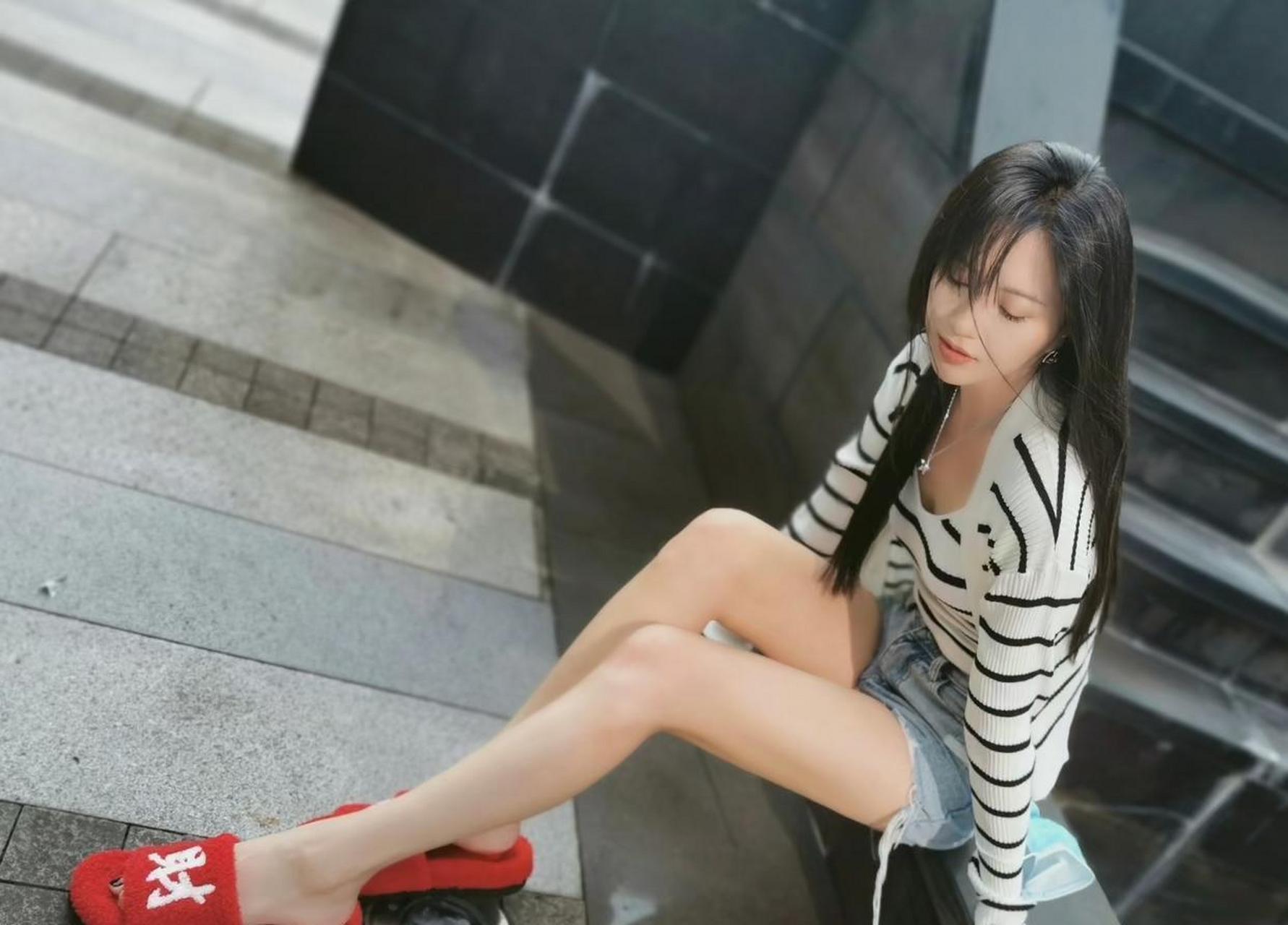 包贝尔老婆这么好看,真不明白她为何一点自信都没有.