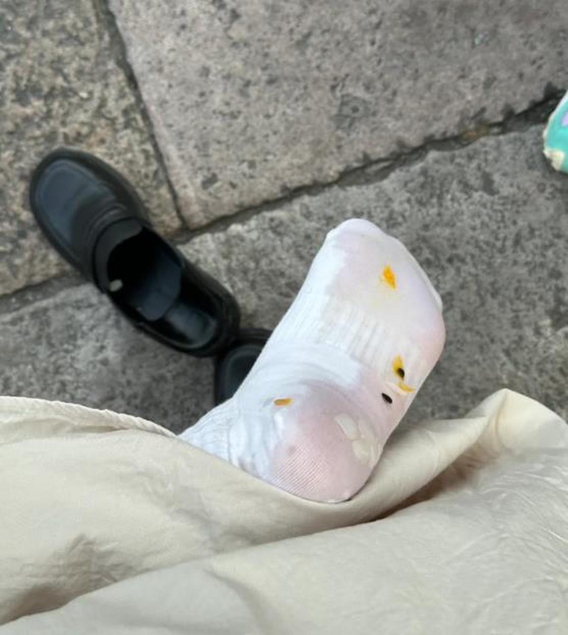 走我后面的小孩摔倒把奶茶泼我鞋里了,她怎么做到的?