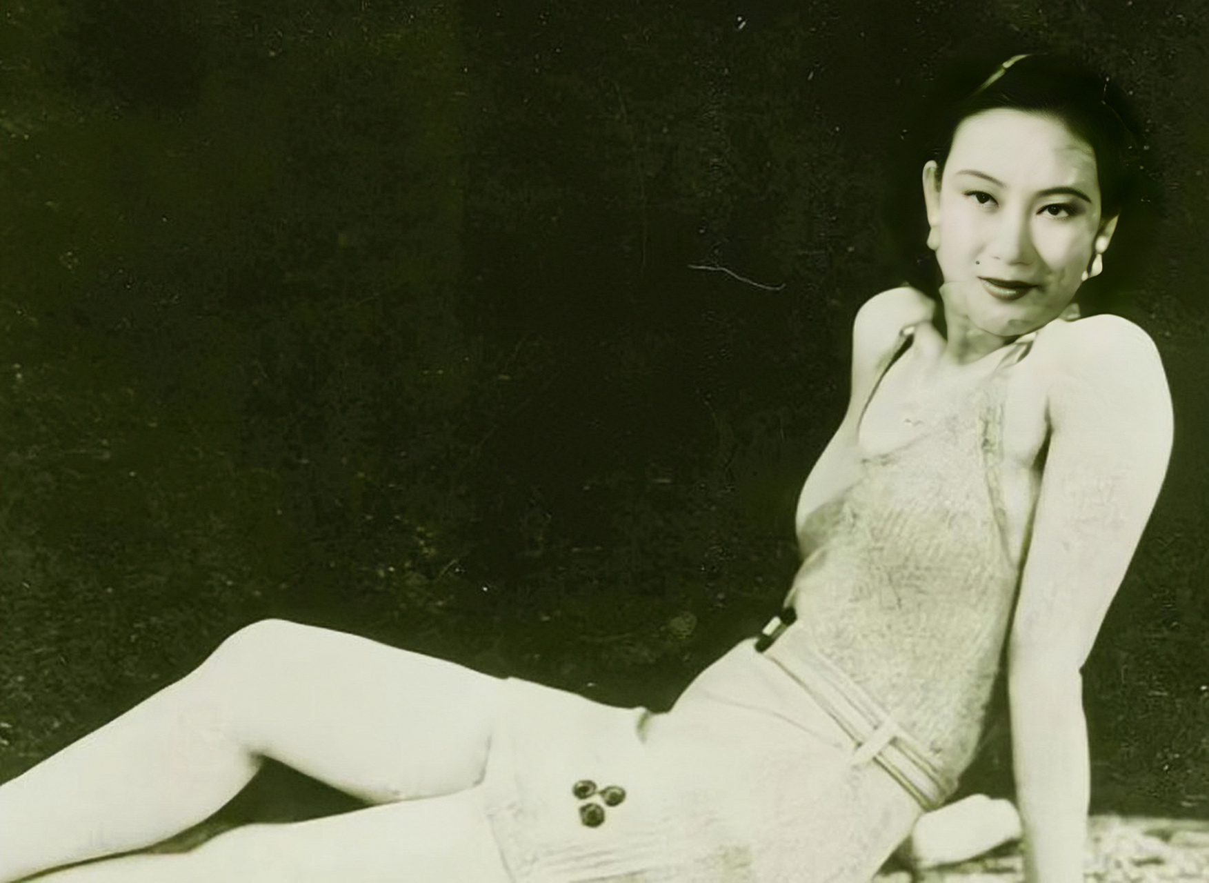 胡蝶则是二者兼得,外貌动人心魄,才华和智慧同样值得赞赏.