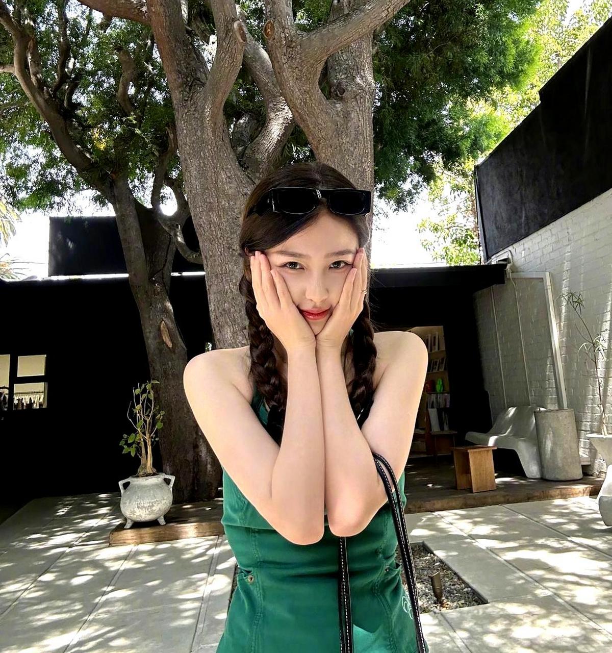 虞书欣在旅游中展示了美丽的背影.