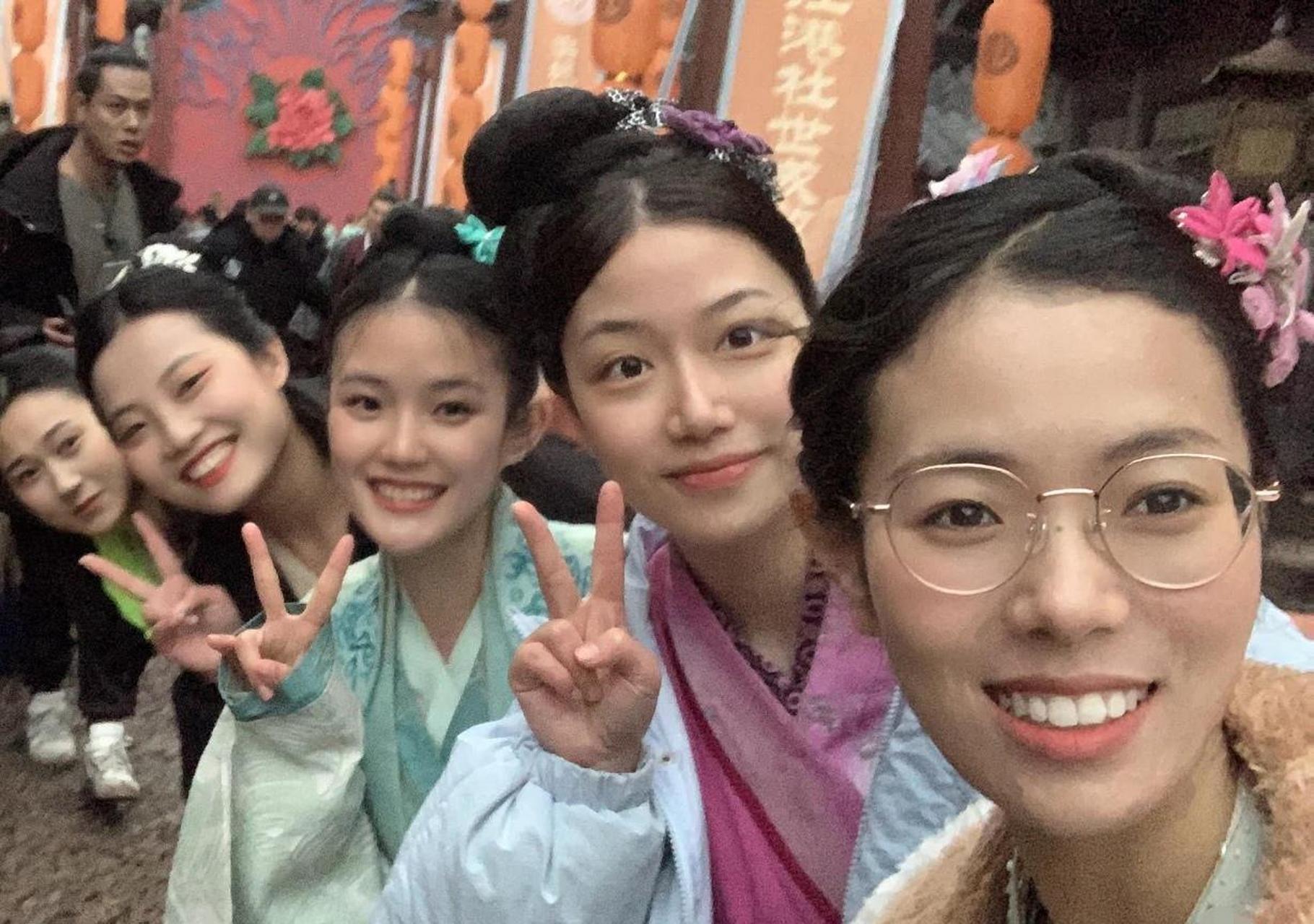 美女都去横店当群演了,一天一两百也不难,但想红估计没那个可能.