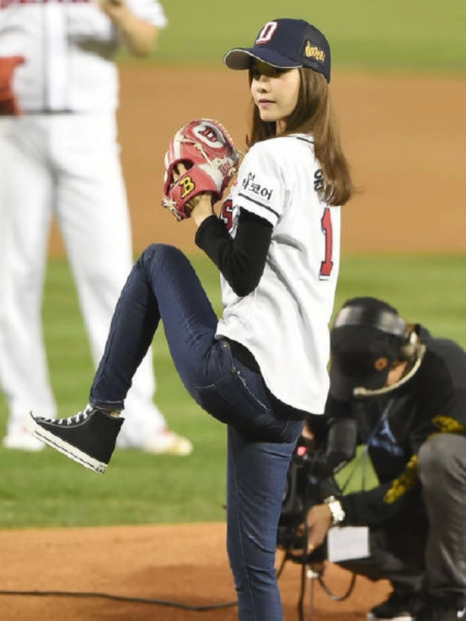 林允儿棒球开球照,谁不喜欢青春活力的美女呢!