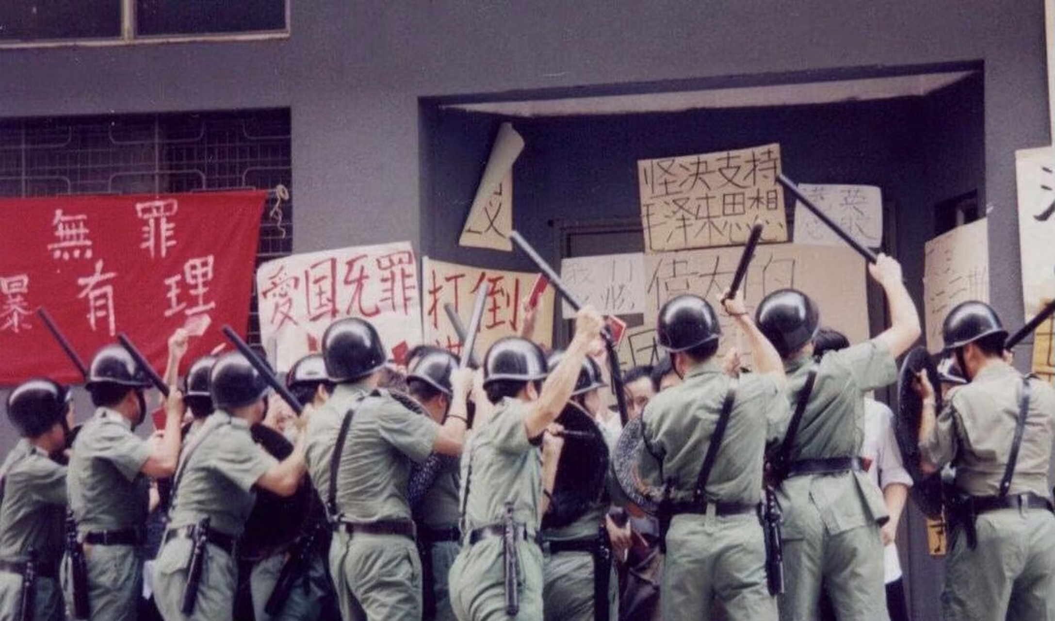 1967 香港,受内地文革风潮影响,香港左派青年发动游行,和警察产生冲突