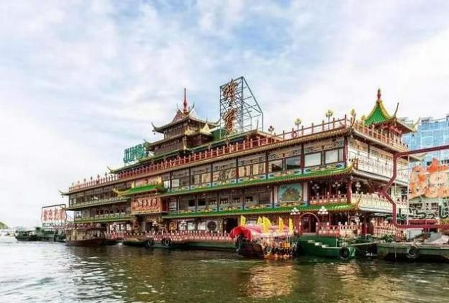 香港地标珍宝海鲜舫自1969年开始建造,曾经是世界上最大的水上餐厅之