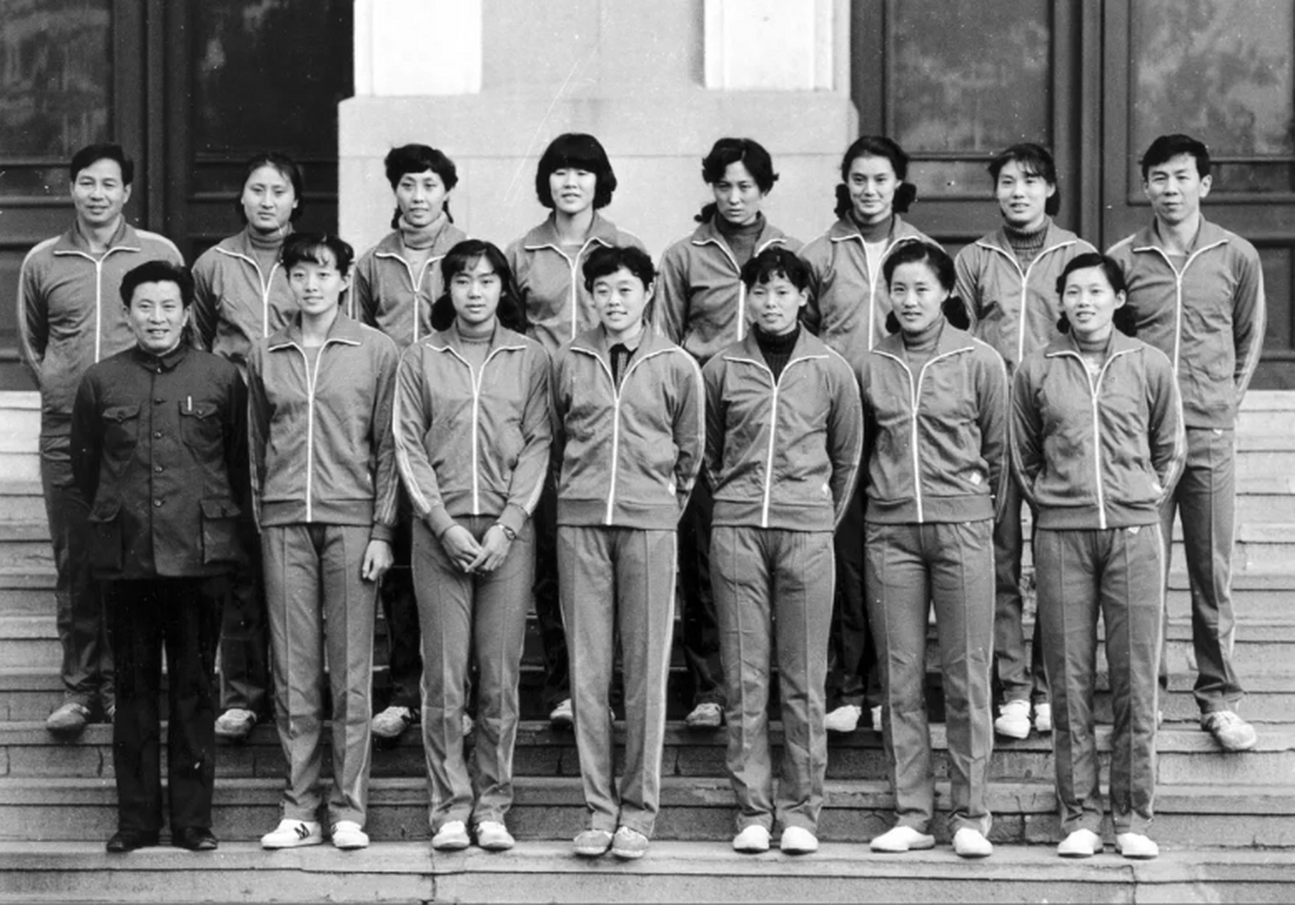 1982年,中国女排的一张老照片,镜头里的人你能认出来几个呢?