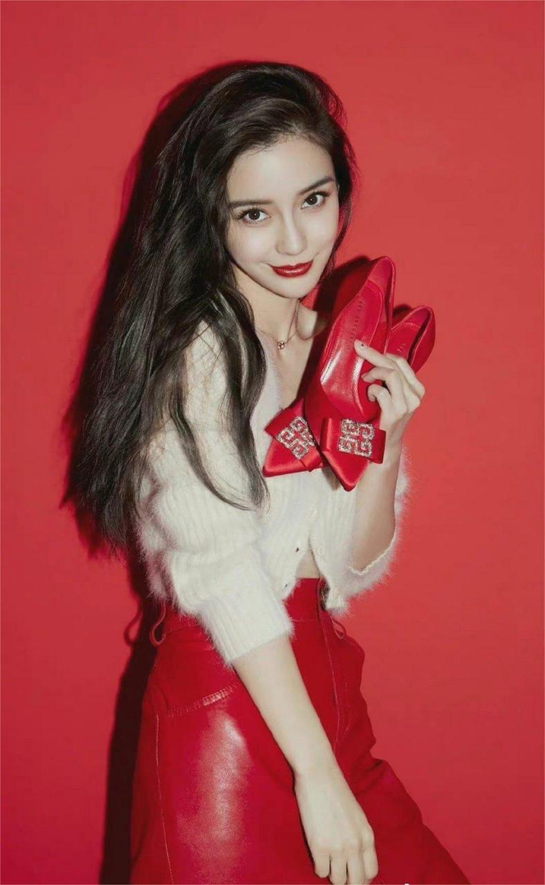 娱乐# #时尚# #明星娱乐热点# angelababy秀美腿与她的红色高跟鞋!