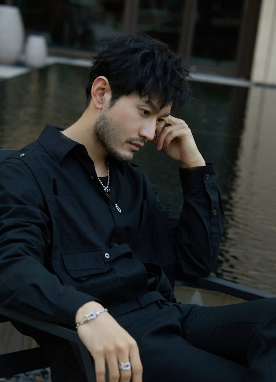 黄晓明身穿黑色工装衬衫all black风格,为新电影留的胡子,霸气十足.