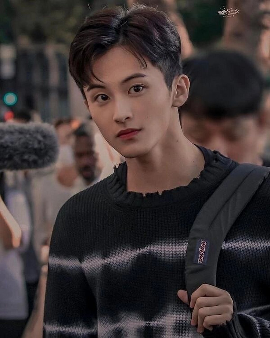 nct|李马克  魅力独具的李马克,以其独特的男性气概,令人难以抗拒.