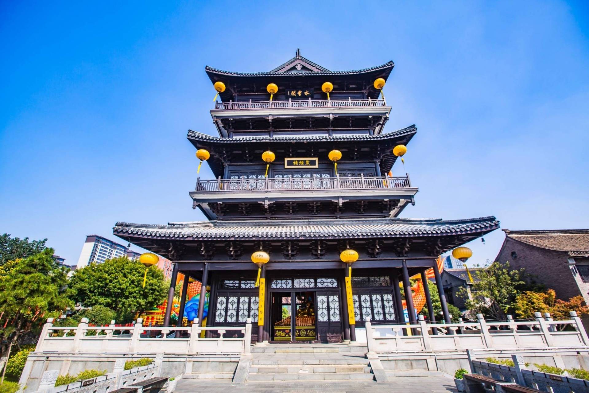 这里是用水串联起的仿古建筑街区,绿水悠悠,建筑古朴典雅.