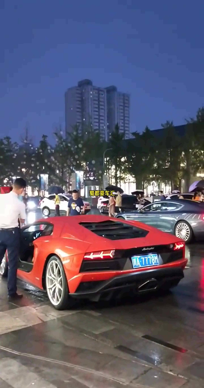 有钱人待遇是真好,富婆开兰博基尼购物回家,保安专门为其关车门