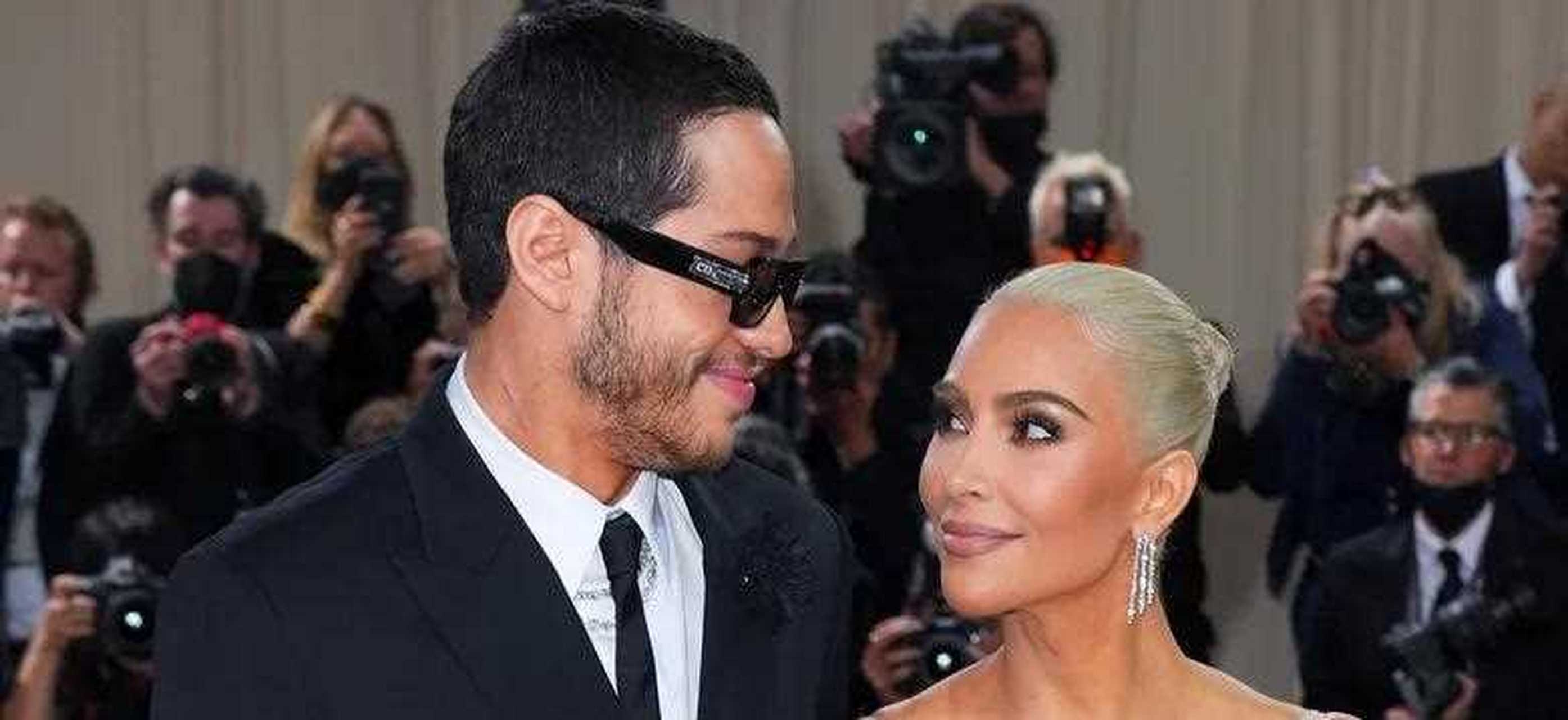 在金·卡戴珊穿上坎耶·维斯特喜欢的超人衣服后,她与皮特·戴维森