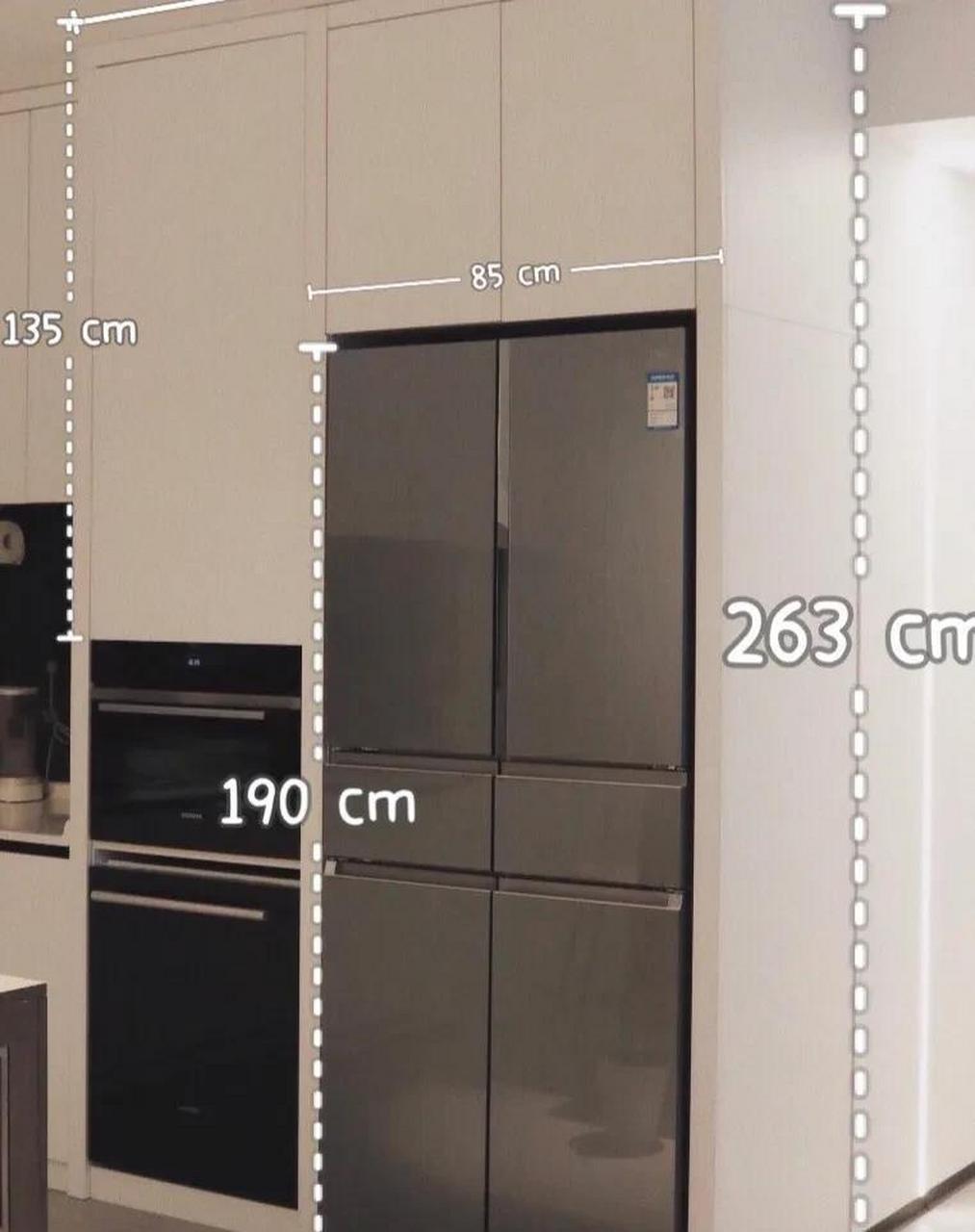 8cm不仅满足全嵌入的要求,还在冰箱后预留了插座空间.