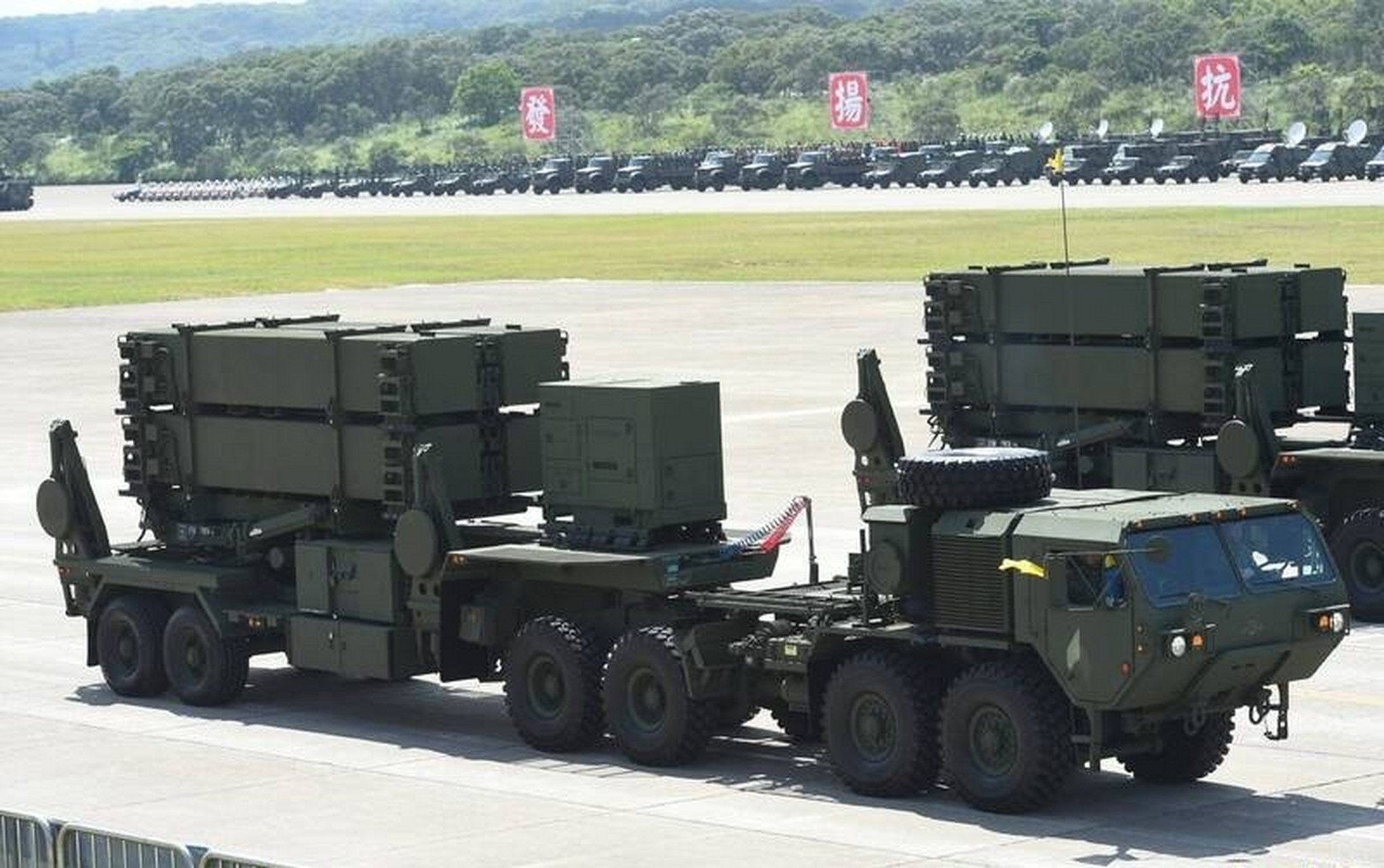 大家好,最近在台北101大厦旁边出现了爱国者导弹发射车,看起来让人有