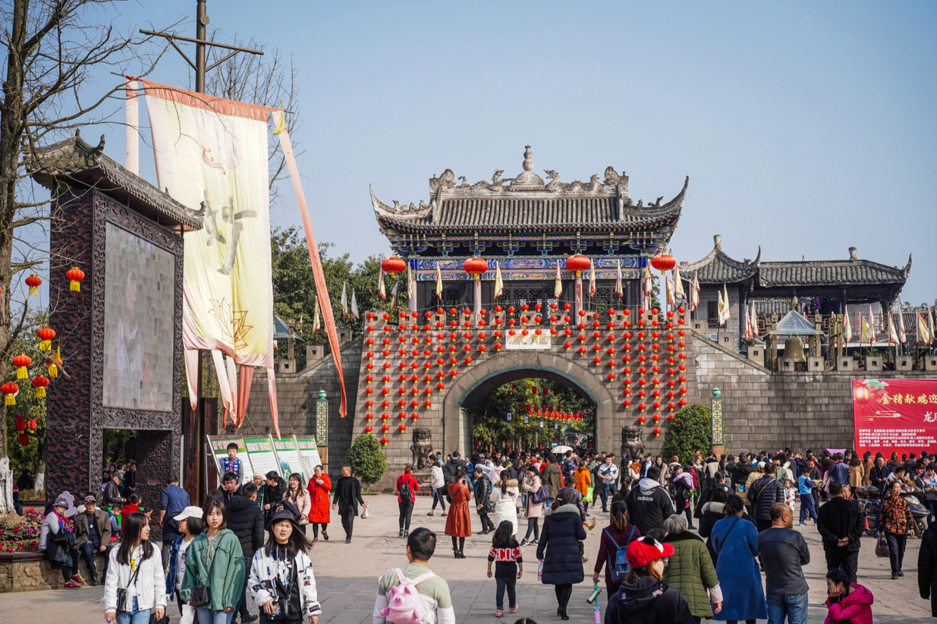 遂宁龙凤古镇,位于船山区龙凤镇,东临涪江,已有两千多年历史,这个古镇