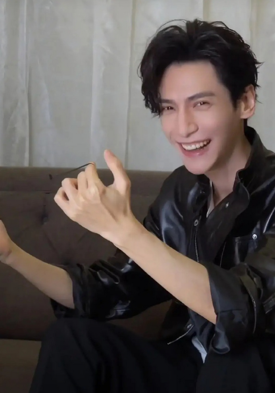 罗云熙出镜拍日常视频,穿上皮衣外套了,加上卷发看起来特别时尚.