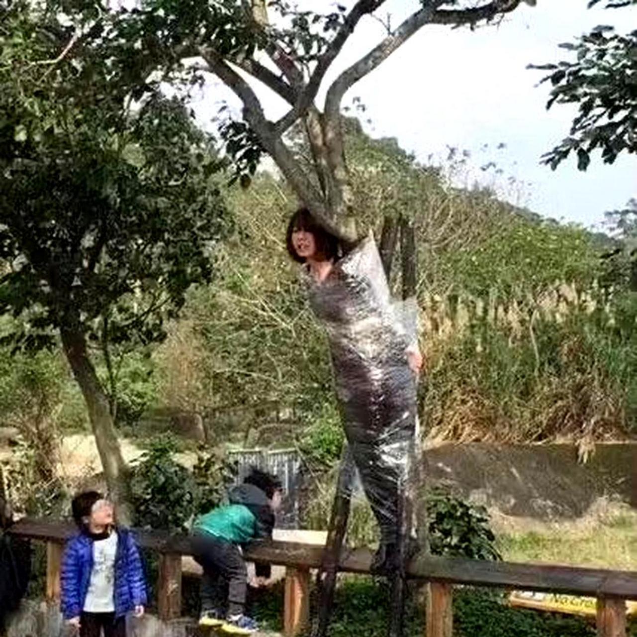 为什么要把这个女人绑在树上?