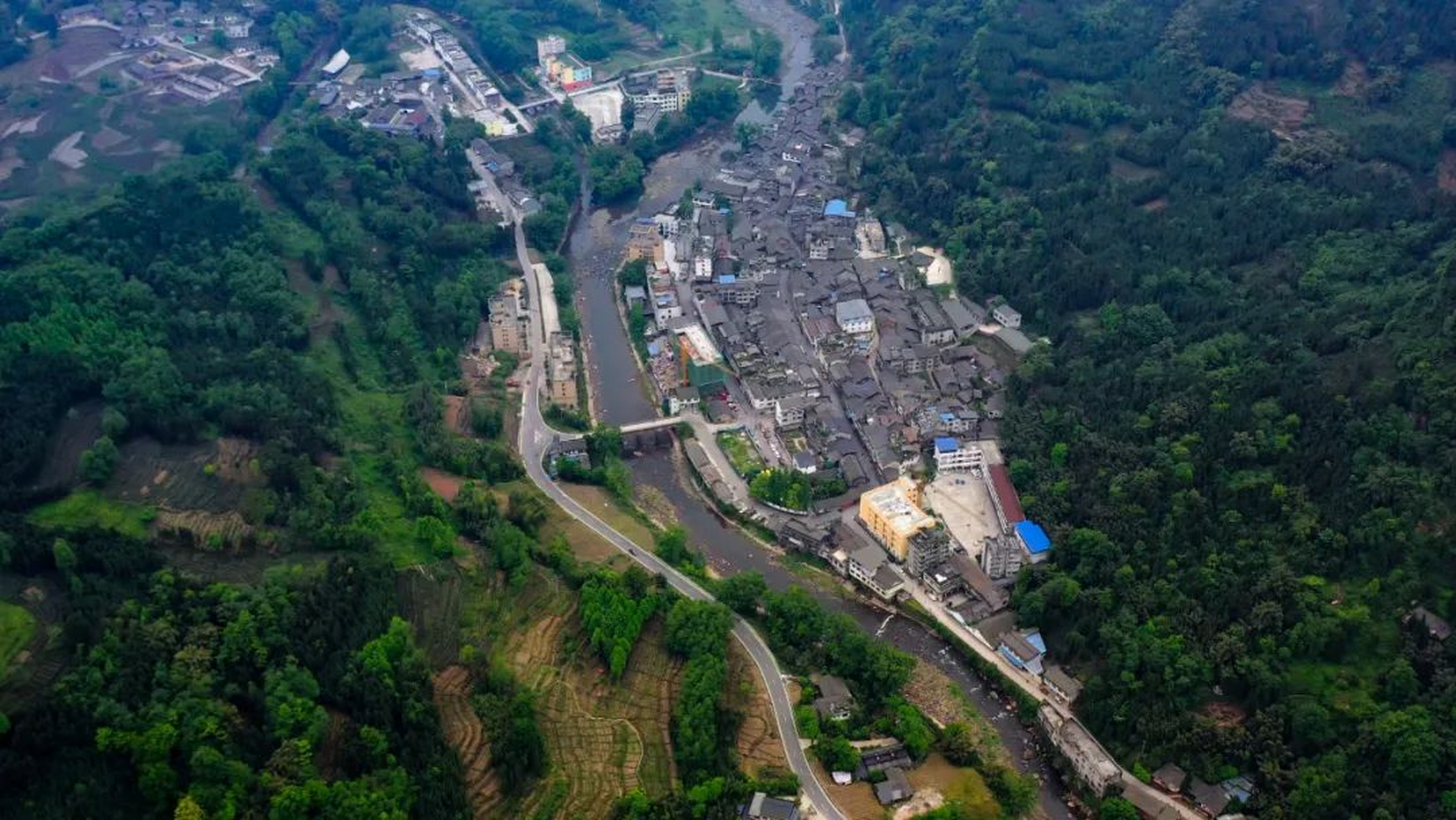 华头古镇,位于乐山夹江县,距离夹江县城35公里,紧邻峨眉山,洪雅,这里
