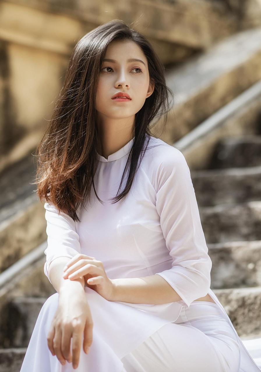 纯白色奥黛配斗笠,传统的打扮,让越南女生显得清新又温柔