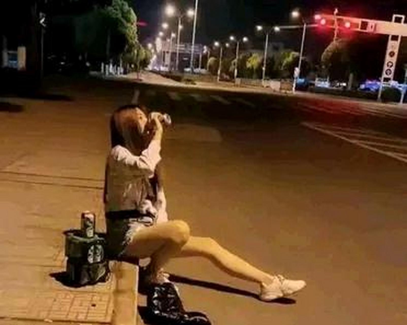 一个人在路边喝酒有多难过?[汗]