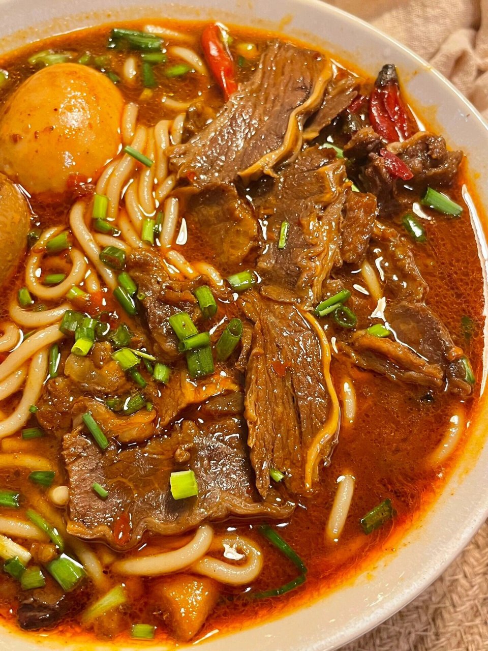 谁能抵挡住一碗豪华版红烧牛肉面的诱惑呢?