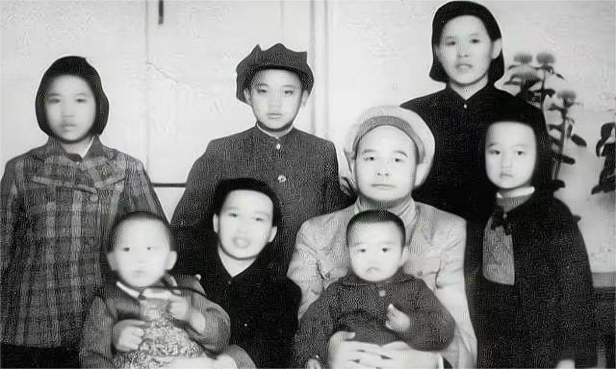 他们分别是长子徐文伯,长女徐文金,次子徐文忠,次女