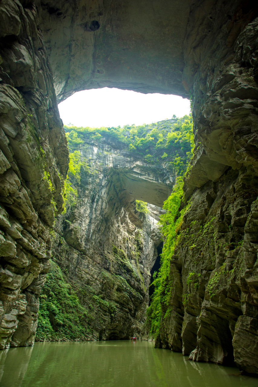 蒲花暗河是位于中国重庆市黔江区蒲花河濯水段,暗河部分长约2公里